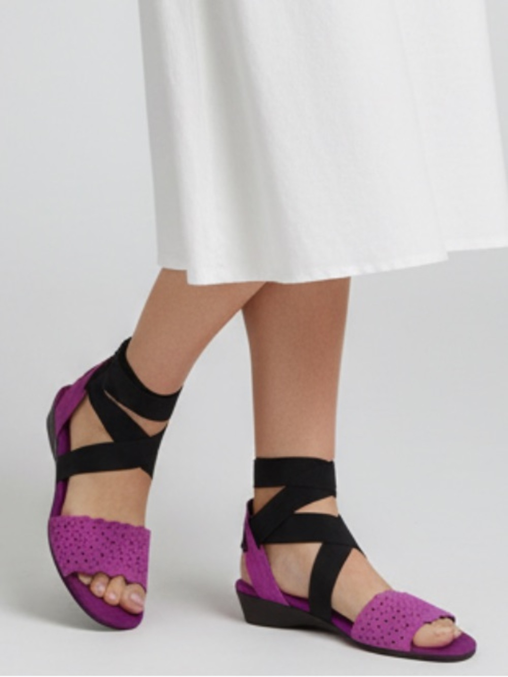 NWOT- MUNRO AMERICAN - purple and Black Women's Sandals